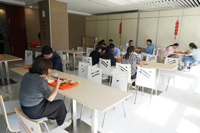 探索公益新路徑 奉賢民營(yíng)企業(yè)為何“倒貼錢”運(yùn)營(yíng)社區(qū)食堂？